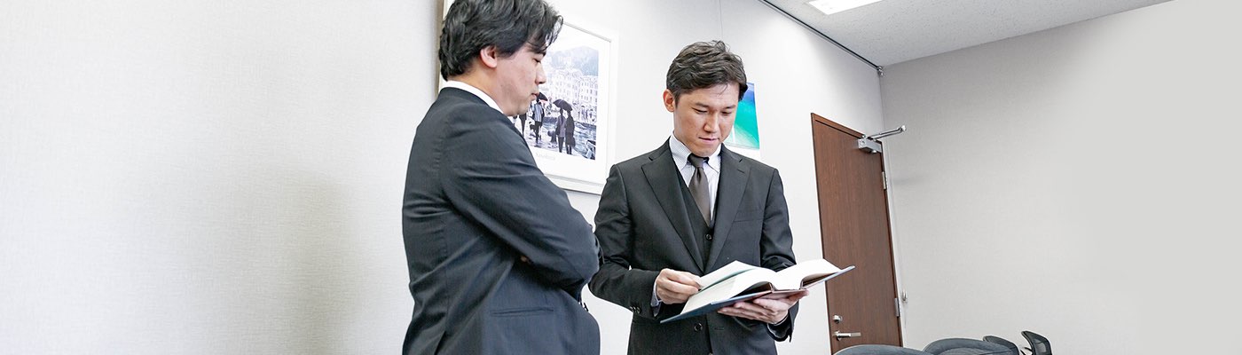 話し合う弁護士の写真