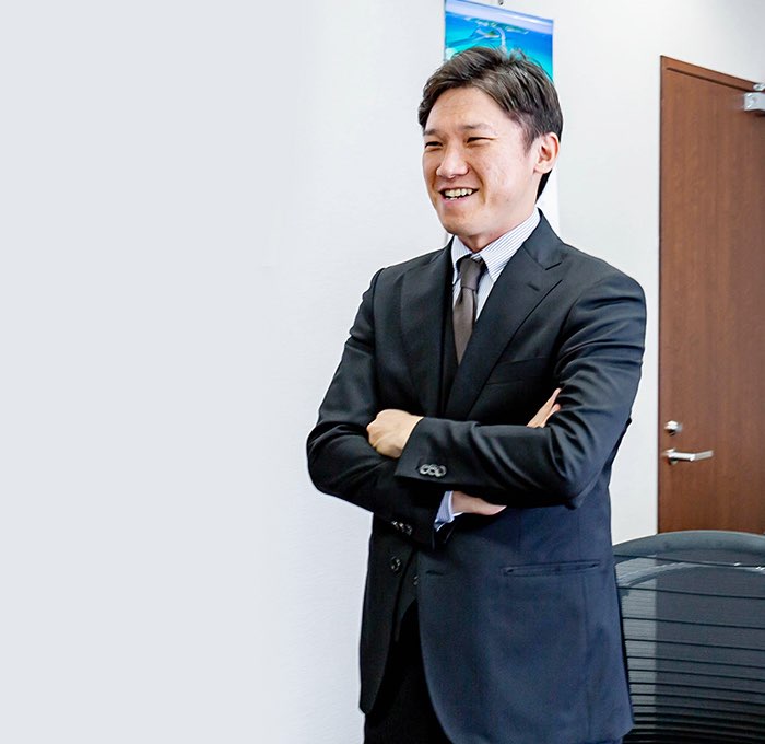 笑顔の前田弁護士の写真