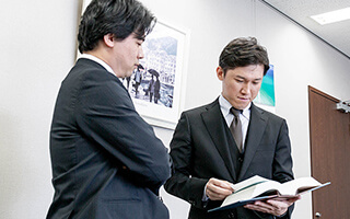 弁護士同士で話し合う様子